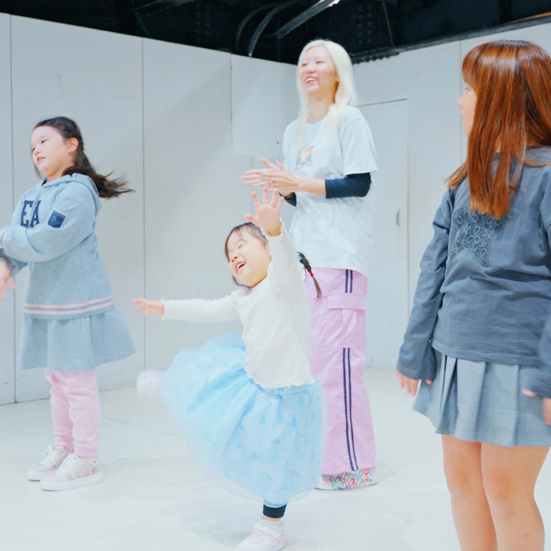 大阪梅田のKPOPキッズクラスで楽しく踊る子どもたち