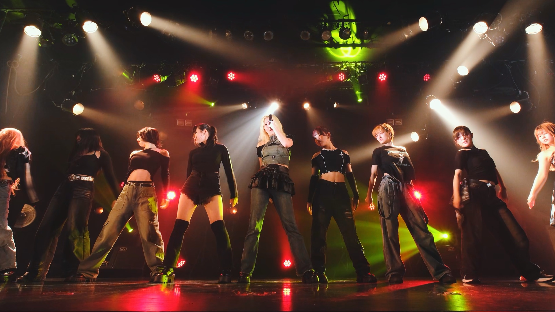 イベント出演でステージに立つ生徒たち