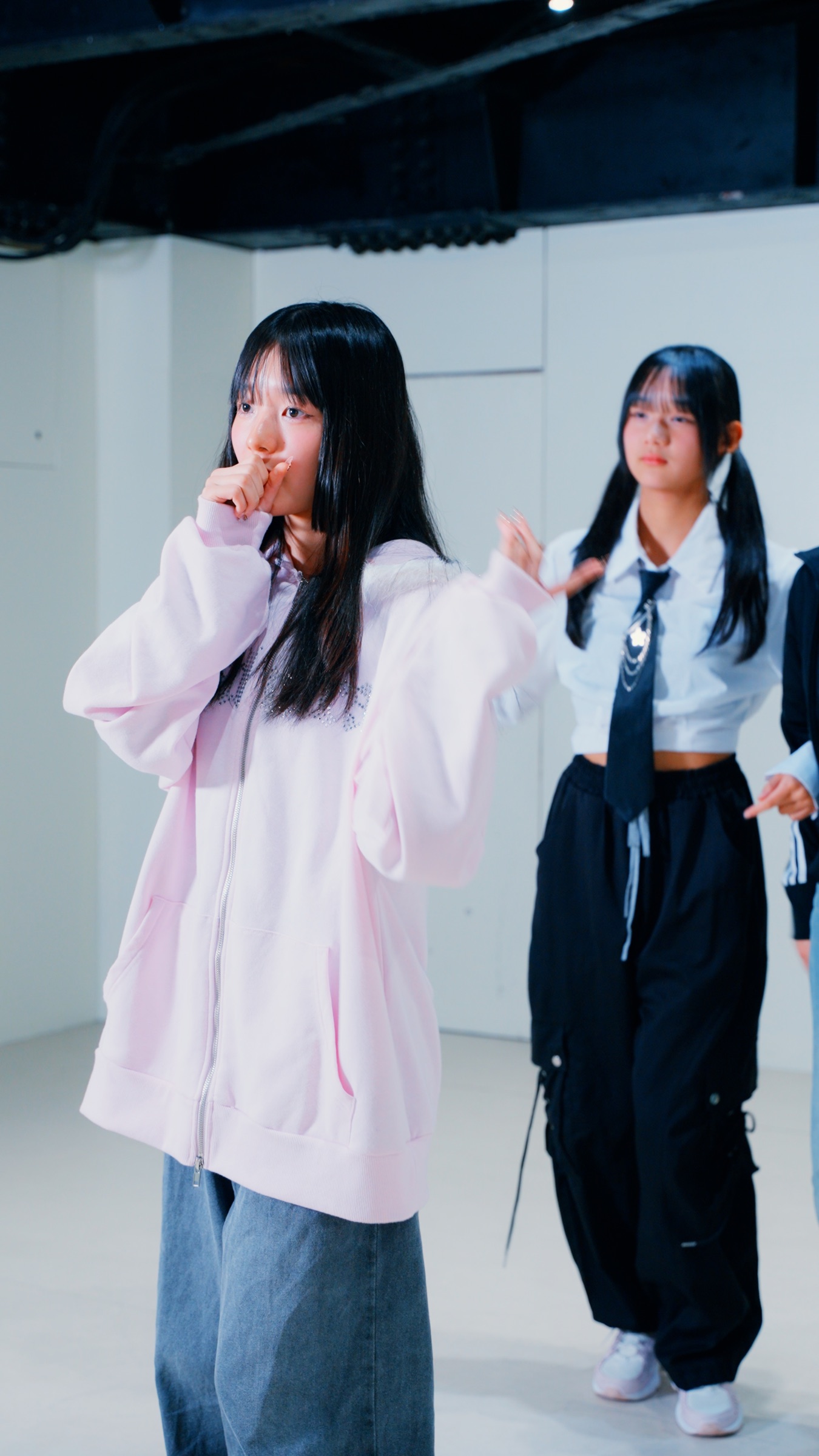 歌いながら踊るダンスボーカルクラスの生徒
