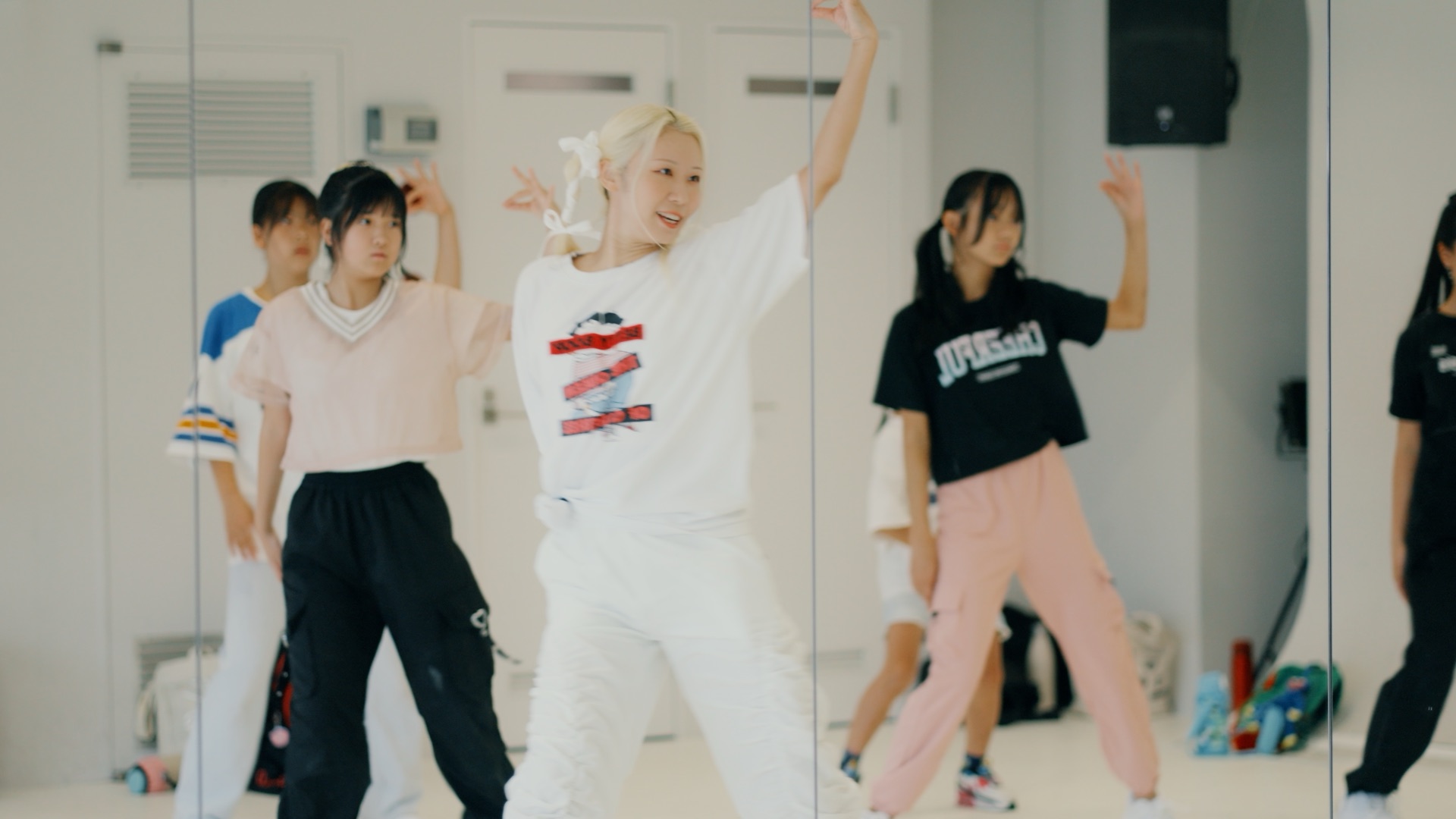 鏡の前で振付を練習するKPOPダンスレッスン