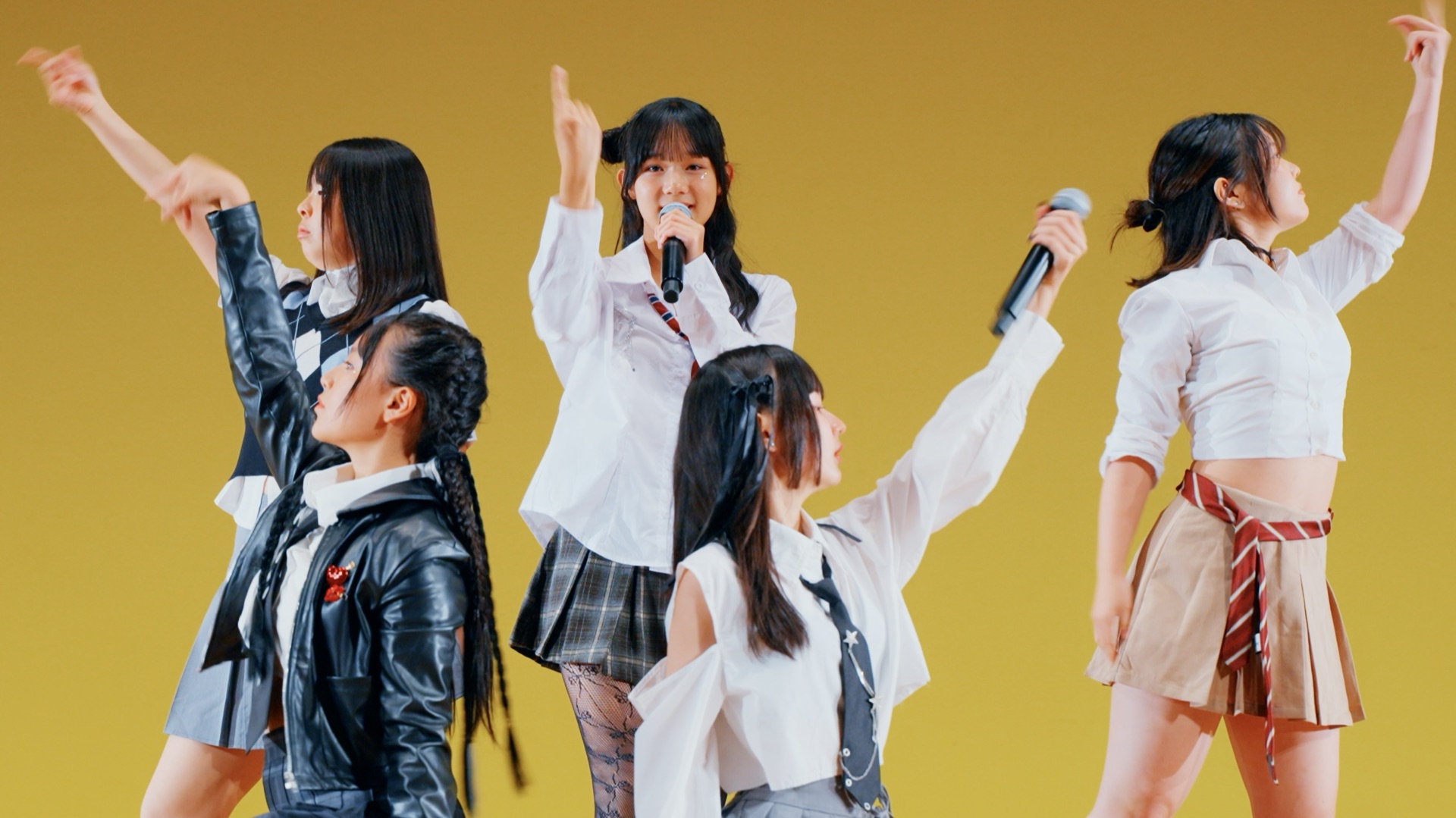 歌とダンスでステージに立つKPOPダンスボーカル
